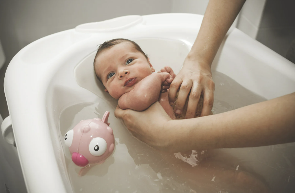 mitos bayi, fakta bayi, mitos seputar bayi, perawatan bayi, menyusui tanpa nyeri, berat badan bayi normal, Bunda, si Kecil